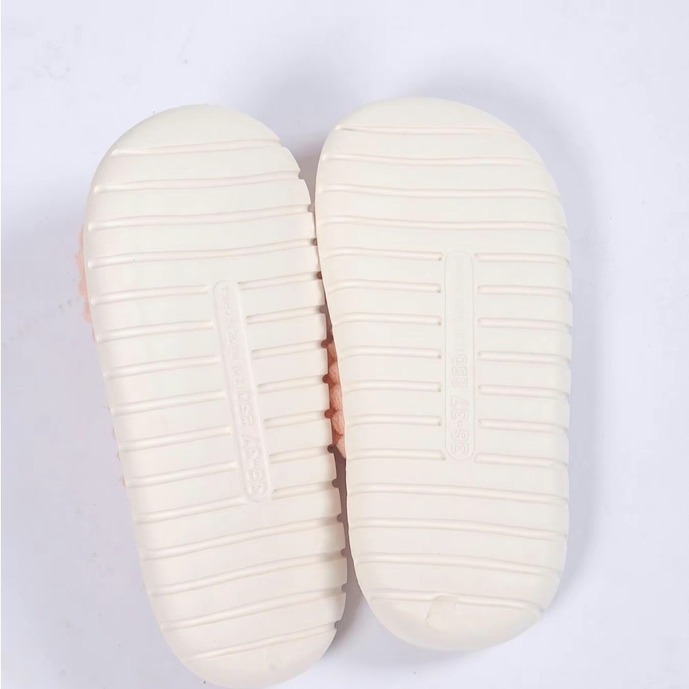 Cider NWT Gray and White Plush Knit Slip-On Slippers - Picture 4 of 7